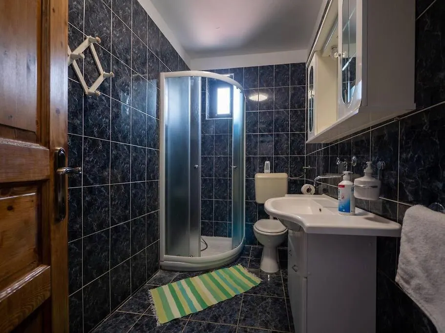 Quaint 2 Bedroom Apartment Mandre Croatia