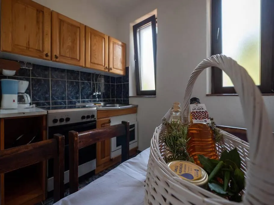 Quaint 2 Bedroom Apartment Mandre