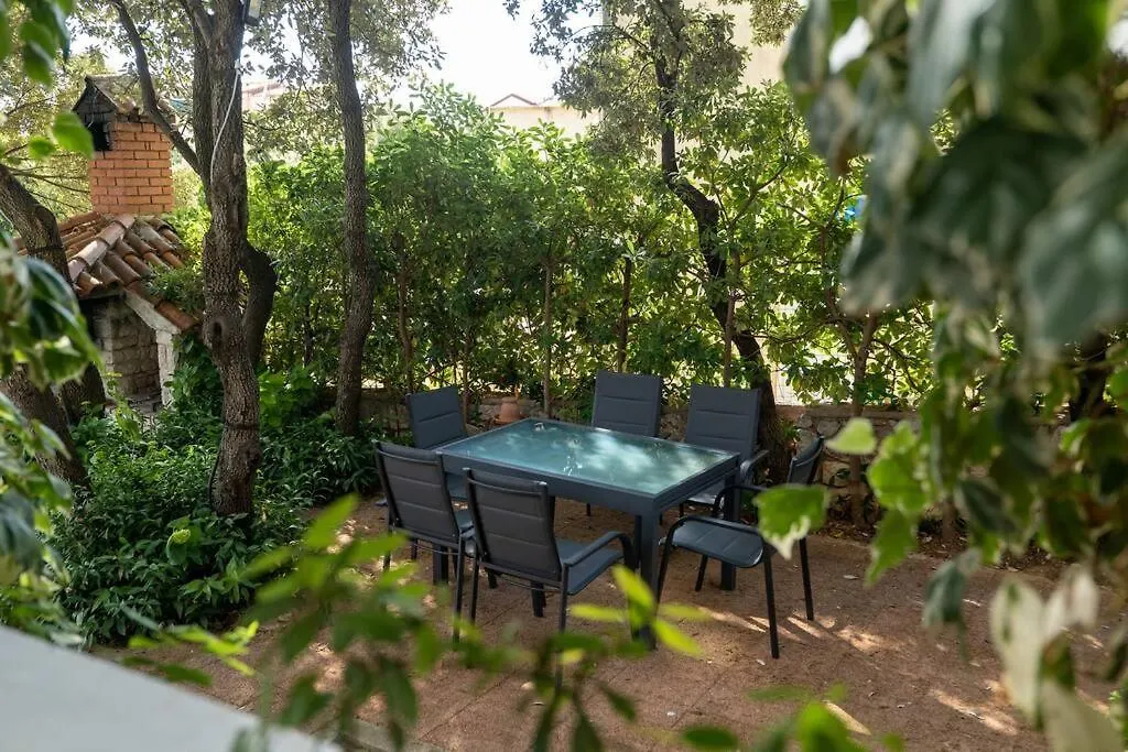 Quaint 2 Bedroom Apartment Mandre Holiday home