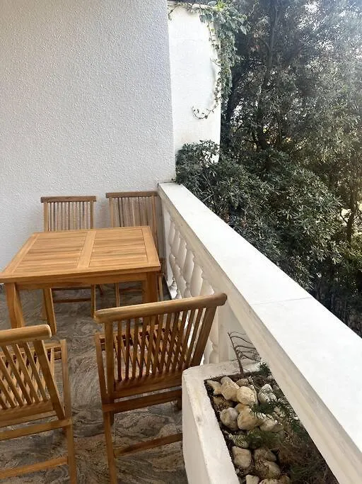 Quaint 2 Bedroom Apartment Mandre 0*,