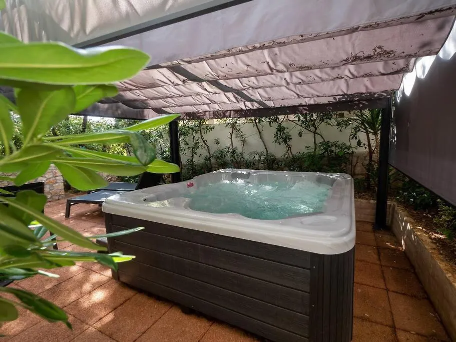 Quaint 2 Bedroom Apartment Mandre
