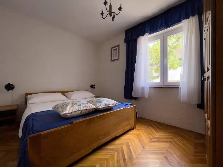 Quaint 2 Bedroom Apartment Mandre Holiday home