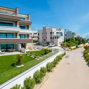 Apartment Ii, Mandre